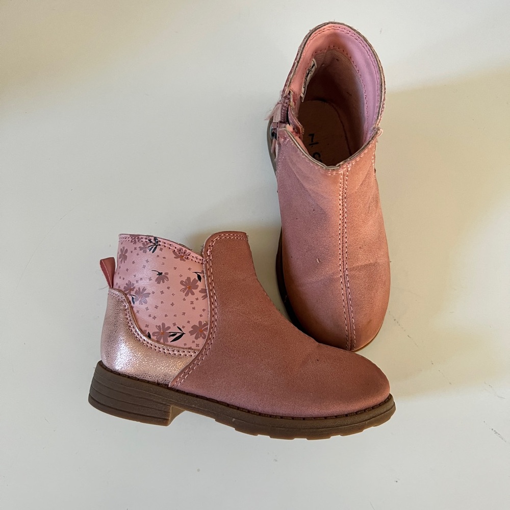 Carter’s pink boots with zipper. Small girl size 7